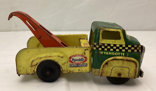1950's Wyandotte "Automobile Society" Toy Tow Truck