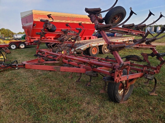 IH 45 Field Cultivator 20' vibra shank