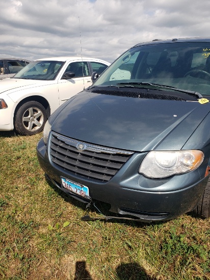 06 Chrysler Town & Country Van