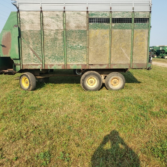 Badger Forage Box on Tandem gear