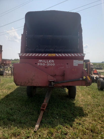 Miller Pro 3100 Forage Box on Gear