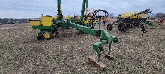JD 7000 8 R 30" Planter