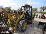 CAT 906H2 WHEEL LOADER (SHOWING APPX 932 HOURS) SERIAL # CAT0906HTJRF01437 W/ BUCKET, FORKS AND POST