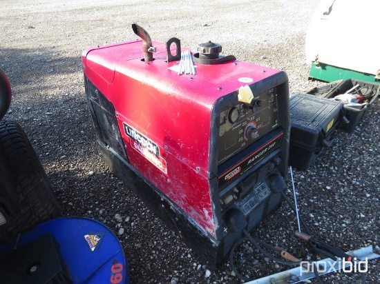 LINCOLN RANGER 250 PORTABLE WELDER (SHOWING APPX 2,141 HOURS)