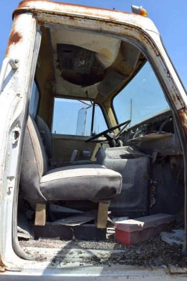 IH FLEETSTAR 2070A DIESEL TRUCK W/ WINCH (NOT RUNNING) (SHOWING APPX 238,568 MILES) (NOTE: ITEM IS L
