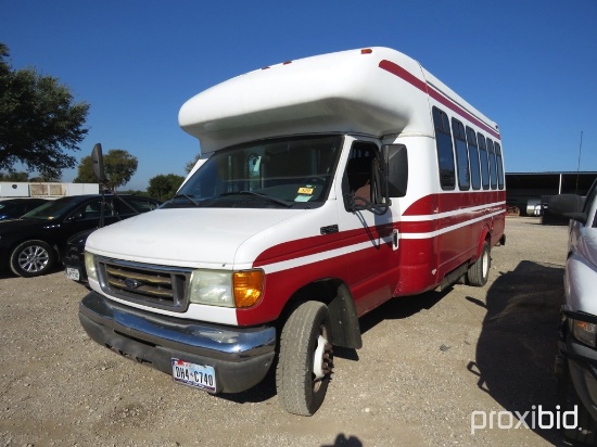 2005 FORD BUS E-450 SUPER DUTY  (SHOWING APPX 141,349 MILES) (VIN # 1FDXE45S54HB24141) (TITLE ON HAN