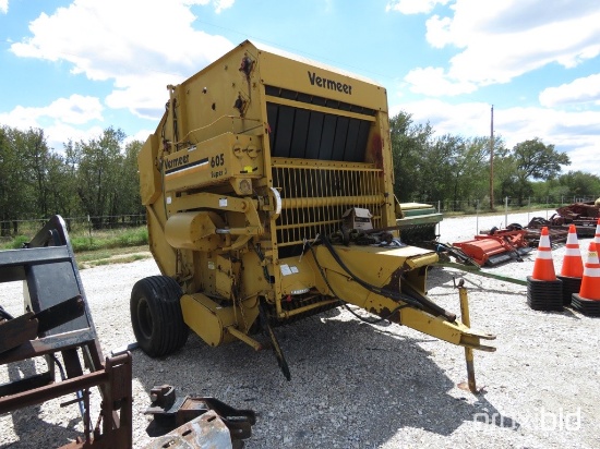 VERMEER 605 SUPER J ROUND BALER (MONITOR IN THE OFFICE)