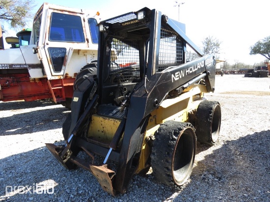 NH LX885 SKID STEER (SHOWING APPX 2,390 HOURS,UP TO BUYER TO DO THEIR DUE DILLIGENCE TO CONFIRM MILE