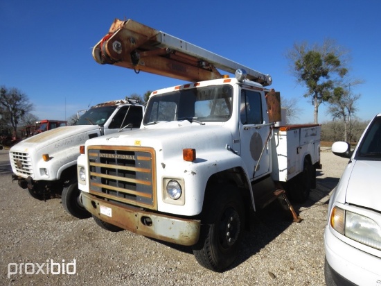 1983 IH 1725 BUCKET TRUCK (SHOWING APPX 29,145 MILES, UP TO BUYER TO DO THEIR DUE DILLIGENCE TO CONF