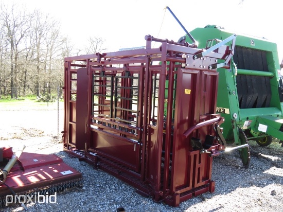 CATTLE SQUEEZE CHUTE W/ PALPATING GATES