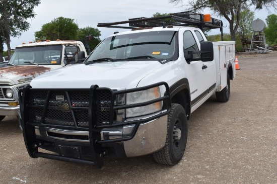 2008 CHEVROLET 2500 HD VORTEC PICKUP (VIN # 1GBHC29KX8E172842) (SHOWING APPX 213,978 MILES, UP TO BU