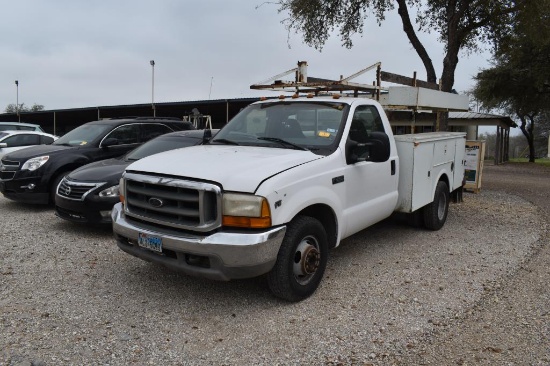2000 FORD F350 PICKUP (SHOWING APPX 568,551 MILES, UP TO THE BUYER TO DO THEIR DUE DILIGENCE TO CONF
