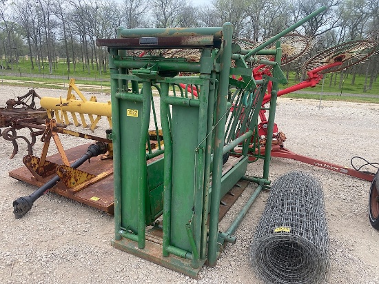 CATTLE SQUEEZE CHUTE