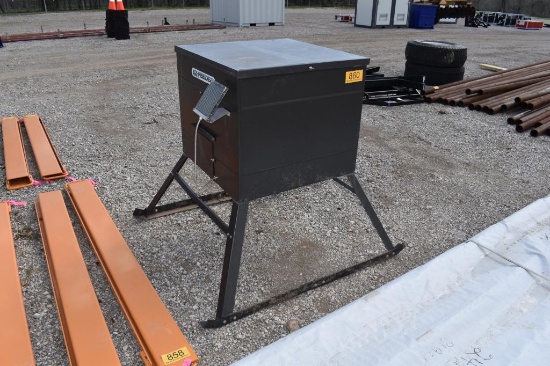 DEER FEEDER W/ BATTERY (BATTERY IN THE OFFICE)
