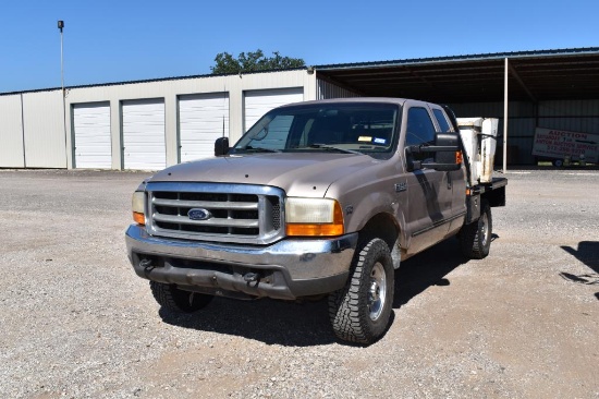 1999 FORD F250 PICKUP 4X4 W/ BUTLER HAY SPEAR BED AND CUBE FEEDER (VIN # 1FTNX21S0XEC70355) (SHOWING