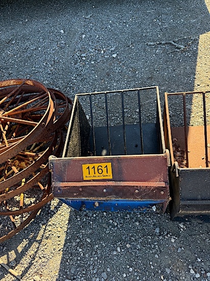 HORSE FEEDER