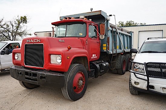 1986 MACK R686ST TRUCK W/ 12 YARD DUMP BED (VIN # 1M2N179Y8GA003118) (SHOWING APPX 2,955 MILES, UP T