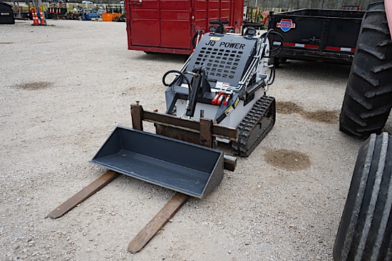 JQ 400R MINI SKID STEER W/ FORKS AND BUCKET (SERIAL # 2407158721) (SHOWING APPX 4 HOURS, UP TO THE B