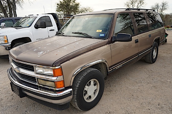 1996 CHEVROLET SUBURBAN (VIN # 1GNEC16R3TJ412086) (SHOWING APPX 236,632 MILES, UP TO THE BUYER TO DO