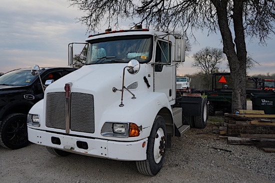 2007 KW T300 TRUCK (VIN # 2XKMAZ7X37M167329) (SHOWING APPX 604,200 MILES, UP TO THE BUYER TO DO THEI