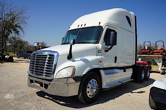 2015 FREIGHTLINER (VIN # 3AKJGLD68FSGD2022) (SHOWING APPX 946,106 MILES, UP TO THE BUYER TO DO THEIR