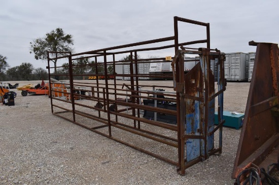 19' CATTLE CHUTE W/ HEAD GATE