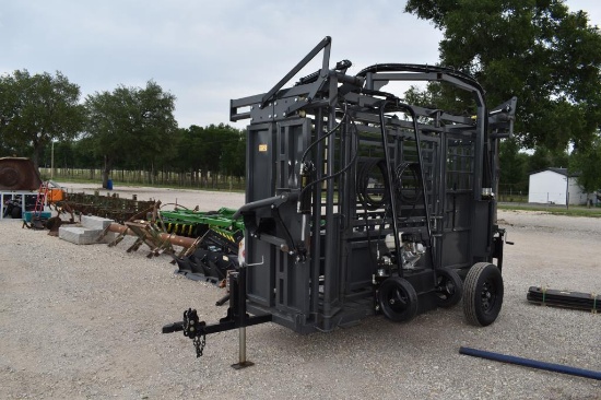 PORTABLE HYDRAULIC CATTLE SQUEEZE CHUTE (GAS POWER)