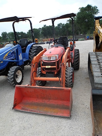 KUBOTA B2320 TRACTOR W/ KUBOTA LA304 LOADER (SERIAL # 65733) (SHOWING APPX 482 HOURS, UP TO THE BUYE