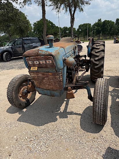 FORD 2000 TRACTOR (SERIAL # C1528606K11) (SHOWING APPX 3,371 HOURS,  UP TO THE BUYER TO DO THEIR DUE