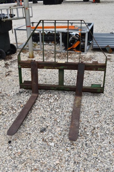 JD LOADER PALLET FORK