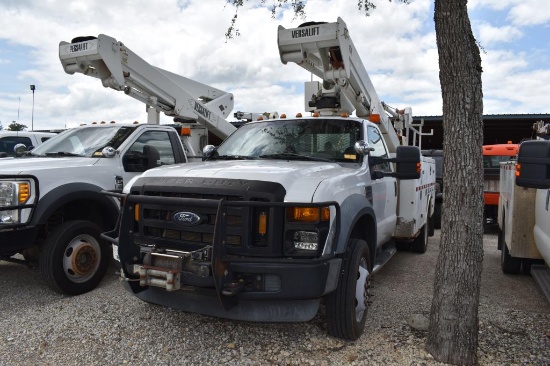 2009 FORD F550 TRITON V10 4X4 PICKUP W/ VERSALIFT BUCKET, GAS (VIN # 1FDAF57Y99EA79479) (SHOWING APP