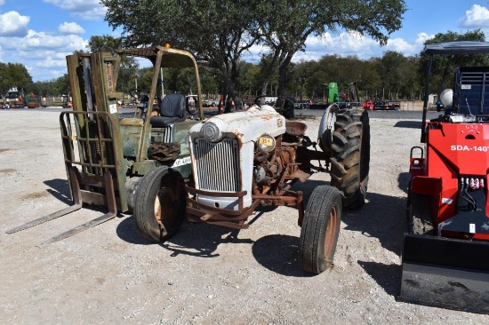 FORD TRACTOR (NOT RUNNING, UNKNOWN HOURS) (SERIAL # NOT FOUND)