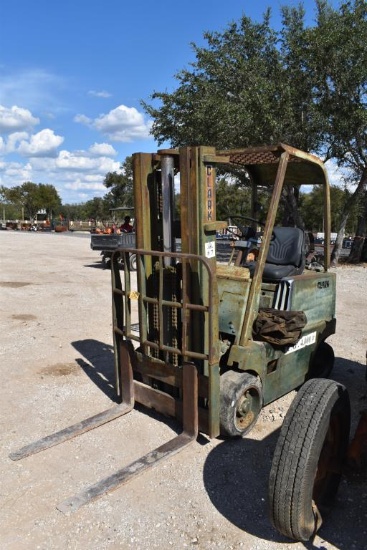 CLARK 4,000 LB FORKLIFT (NOT RUNNING) (SERIAL # 7625) (UNKNOWN HOURS)