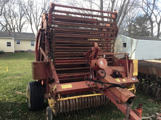 New Holland 850 Round Baler