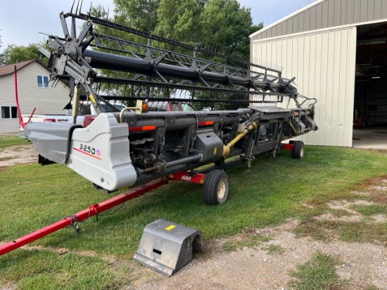 2014 Gleaner 9250 30Ft. Draper Head With EZ Trail 680 Head Carrier