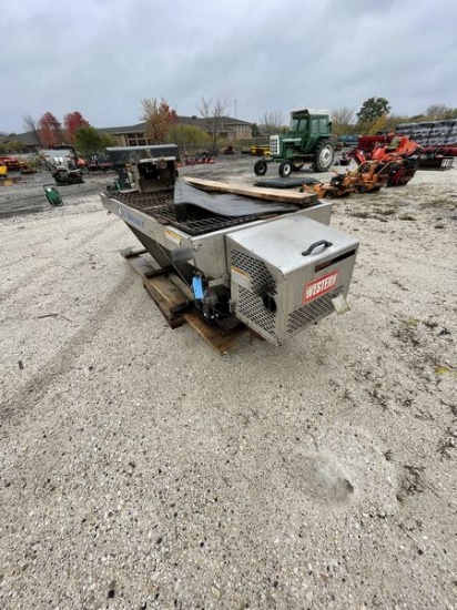 Western 2 Cu Yd V-Box Salt Spreader