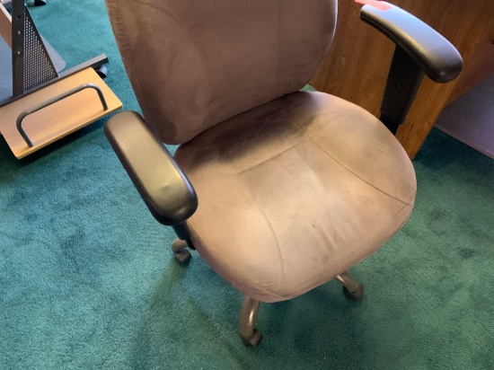 Office Chair in worn condition Pickup will be on Monday 3/29 from 1-6 pm at 1324 S. 119th Street.