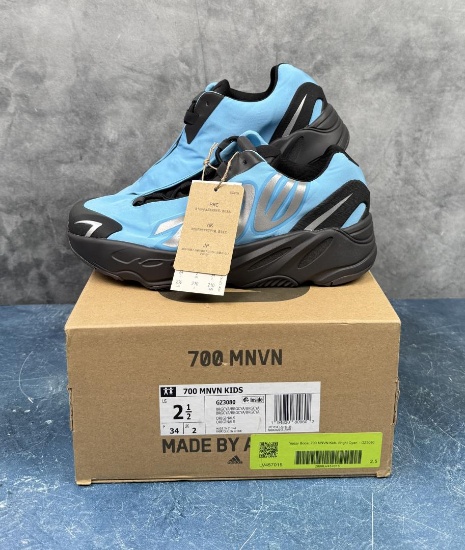 Yeezy 700 MNVN Kids GZ3080 Size 2.5Y New in Box