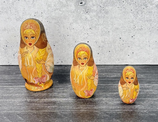 Traditional Russian Matryoshka Nesting Doll Set