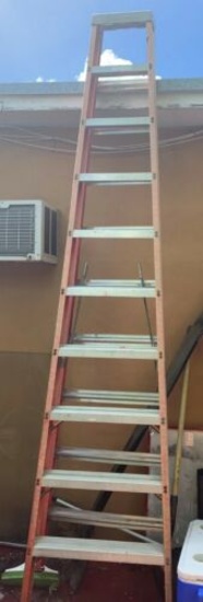 10 FT FIBERGLASS LADDER