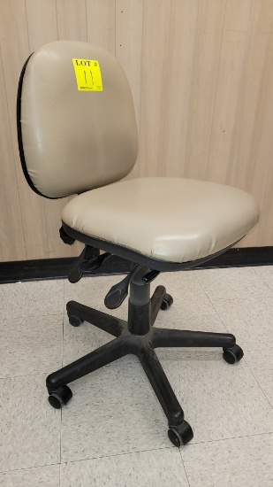 SWIVEL OFFICE CHAIR