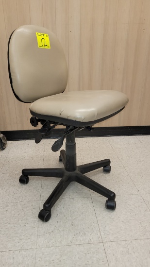 SWIVEL OFFICE CHAIR