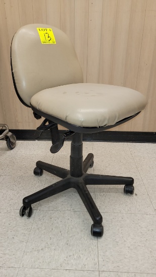 SWIVEL OFFICE CHAIR