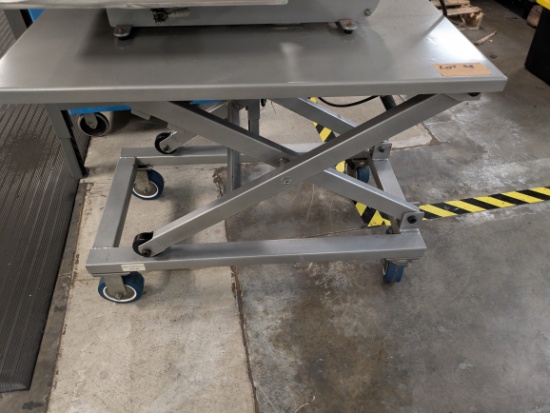 MANUAL MOBILE SCISSOR LIFT TABLE, 600 LB CAPACITY