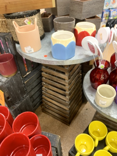 ROUND DISPLAY TABLE 26X34 1/2