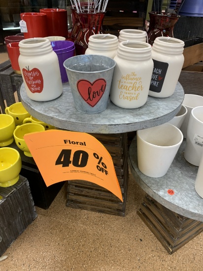 ROUND DISPLAY TABLE 22X24