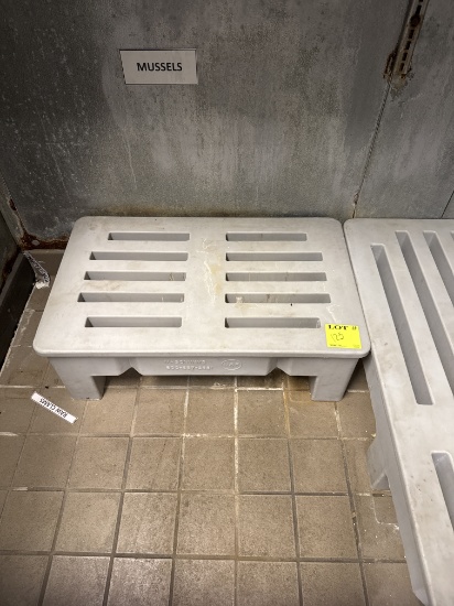 Molded dunnage rack 36" x 22" x 12"