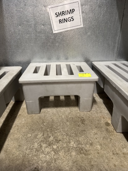 Molded dunnage rack 24" x 22" x 12"
