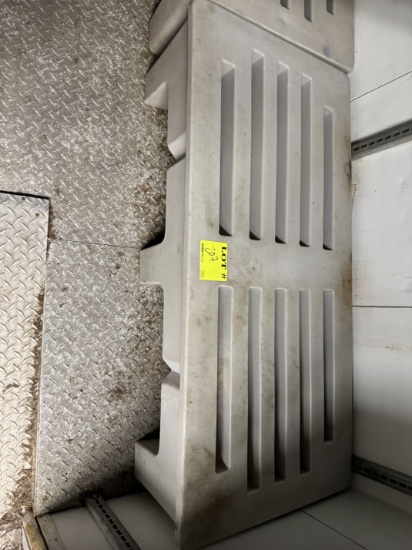 Molded dunnage rack 48" x 22" x 12"