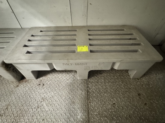 Molded dunnage rack 48" x 22" x 12"